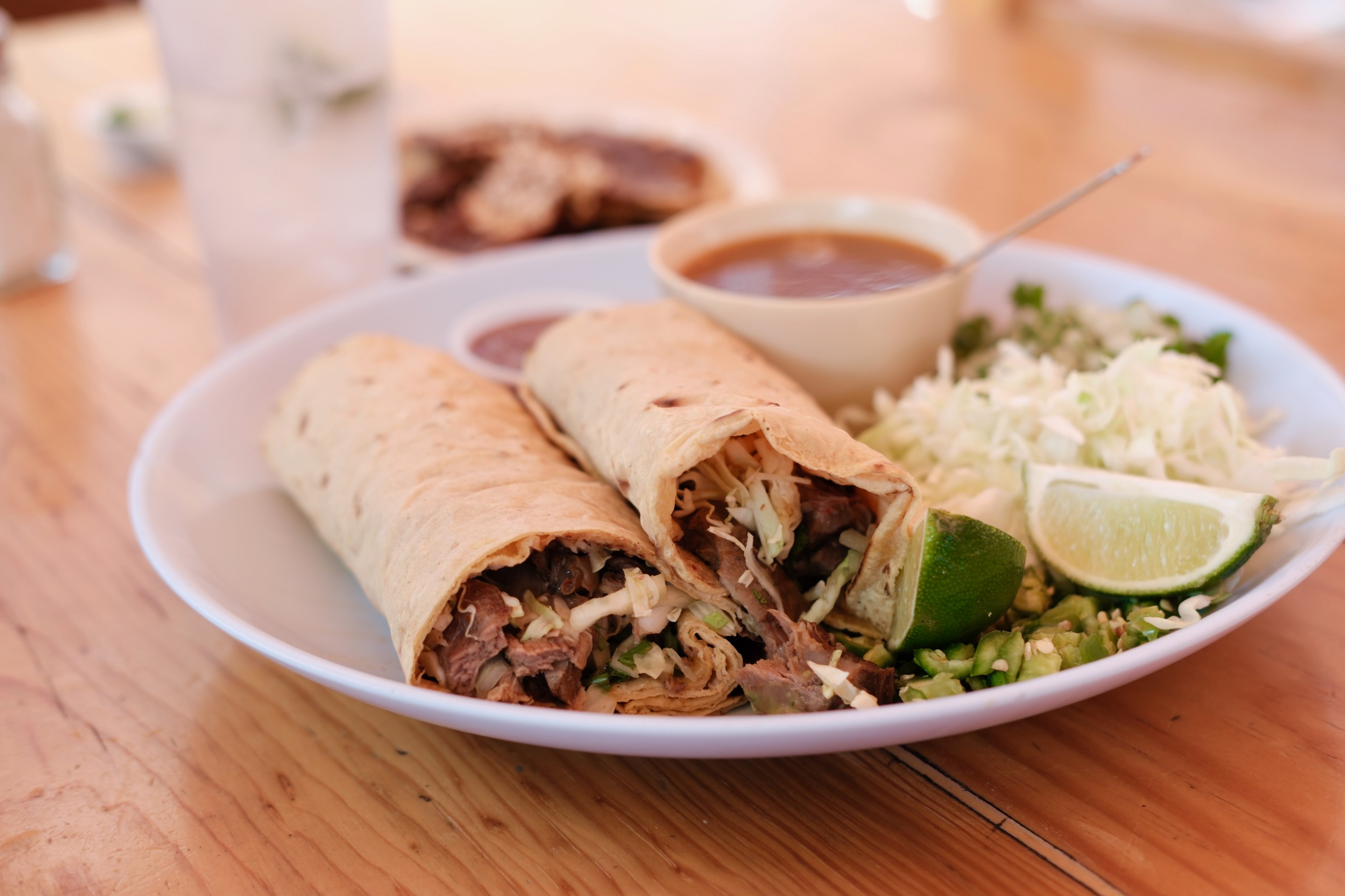 A taco de barbacoa de chivo. Photo by Javier Cabral for L.A TACO.