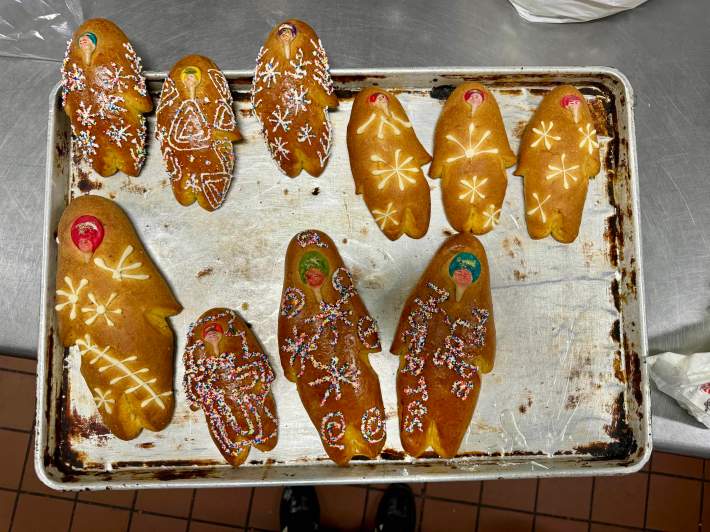 Sinecio Mecinas' hand drawn pan de muerto at La Yalaltequita. Photo by Javier Cabral for L.A. TACO.